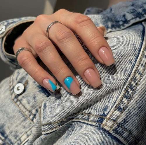 Accents vernis à ongles turquoise