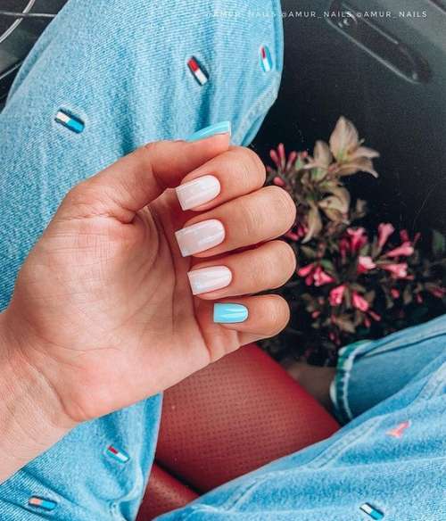 Vernis turquoise sur un doigt