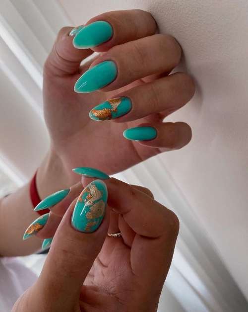 Ongles turquoise avec du papier d'aluminium