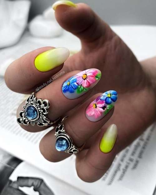 Bright nail design 2021: trendy new manicure