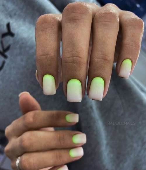 Striking design of short nails