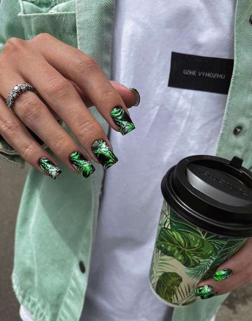 Bright nail design 2021: trendy new manicure