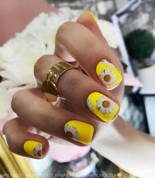 Bright nail design 2021: trendy new manicure