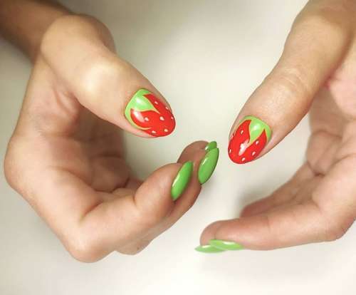 Fraises sur les ongles