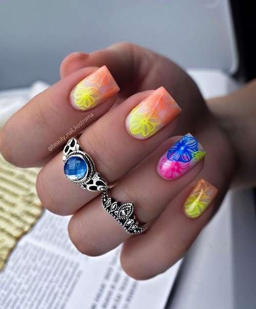 Bright nail design 2021: trendy new manicure