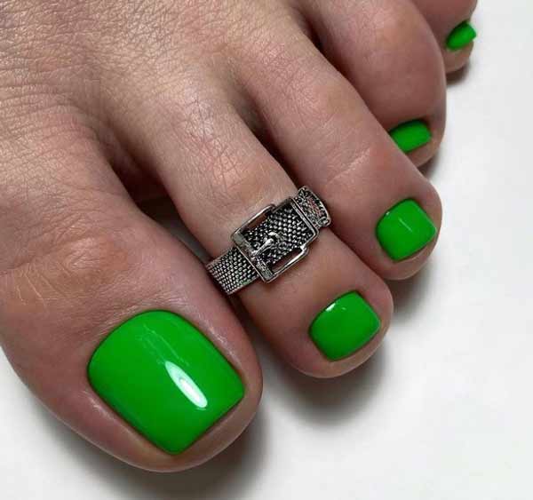 Trendy green pedicure