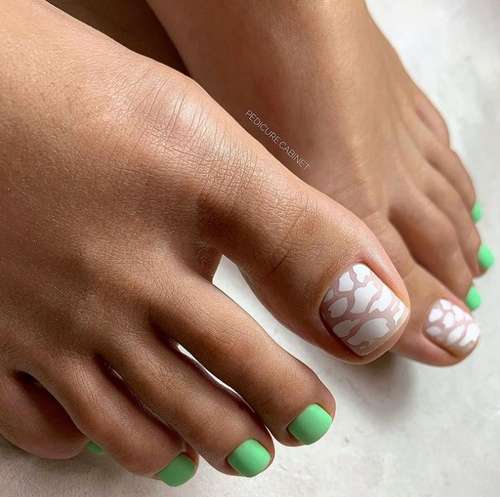 Green pedicure 2021-2022: photo, trendy design