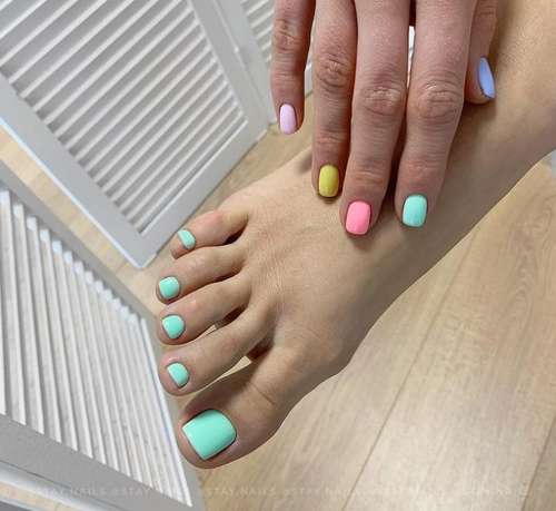 Green pedicure 2021-2022: photo, trendy design