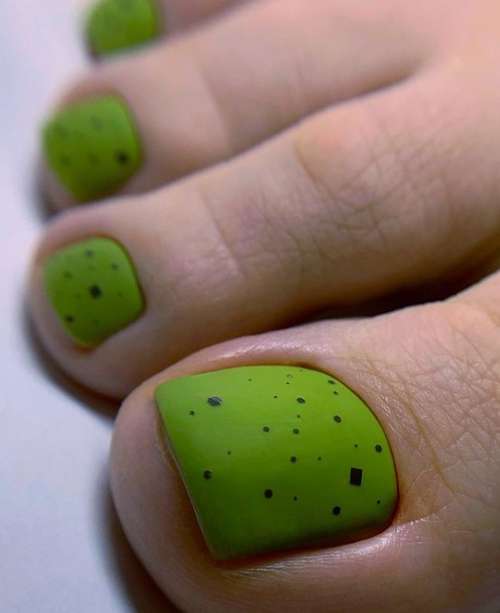 Matte green pedicure