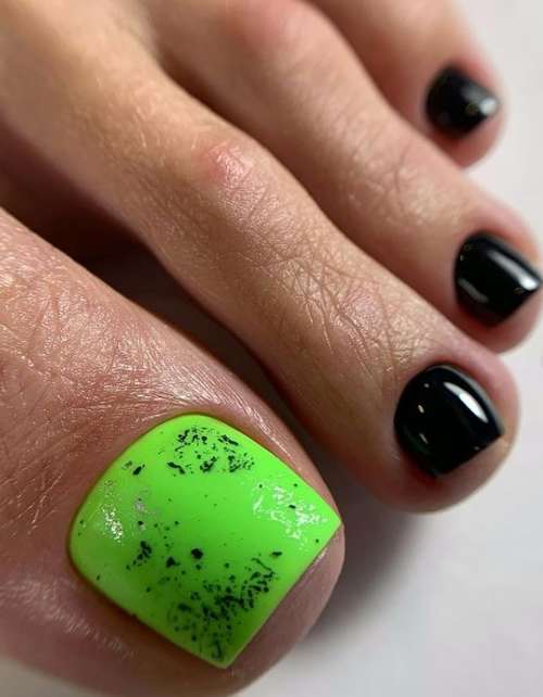 Green pedicure 2021-2022: photo, trendy design