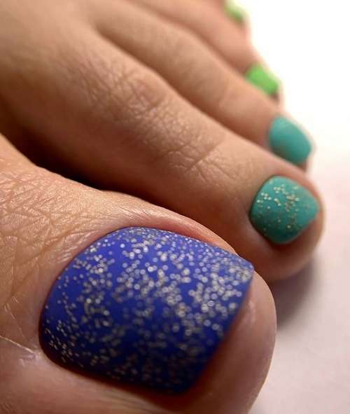 Green-purple pedicure