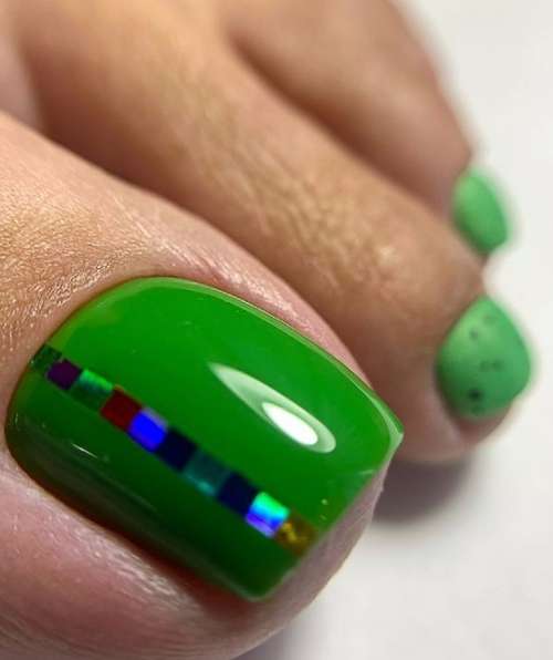 Green pedicure 2021-2022: photo, trendy design