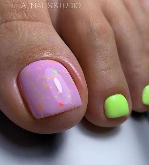 Green pedicure 2021-2022: photo, trendy design