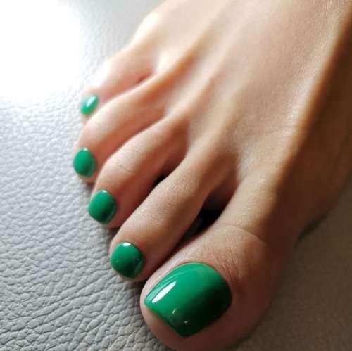 Green pedicure 2021-2022: photo, trendy design