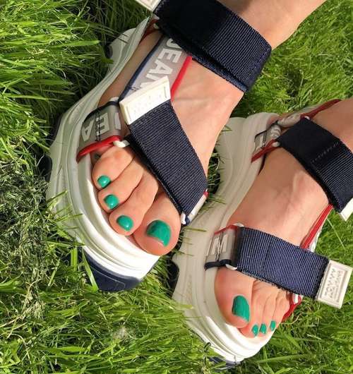 Green pedicure 2021-2022: photo, trendy design