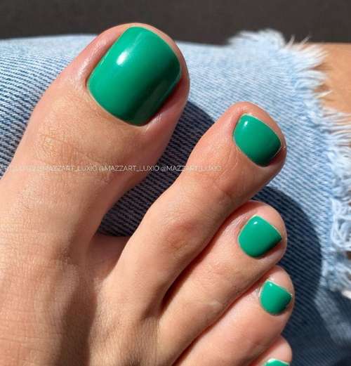 Green pedicure 2021-2022: photo, trendy design