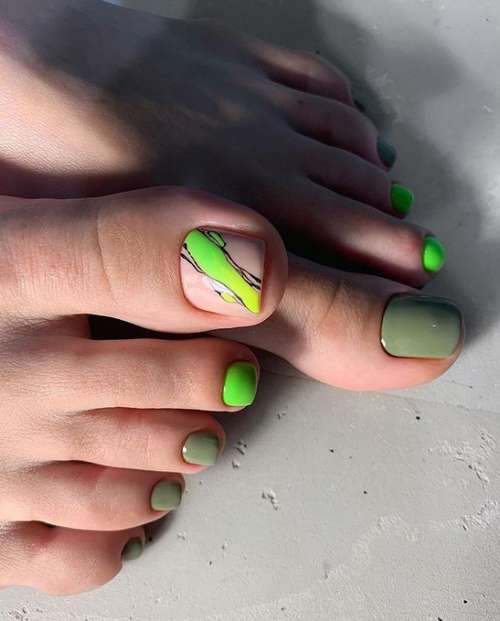 Green pedicure 2021-2022: photo, trendy design