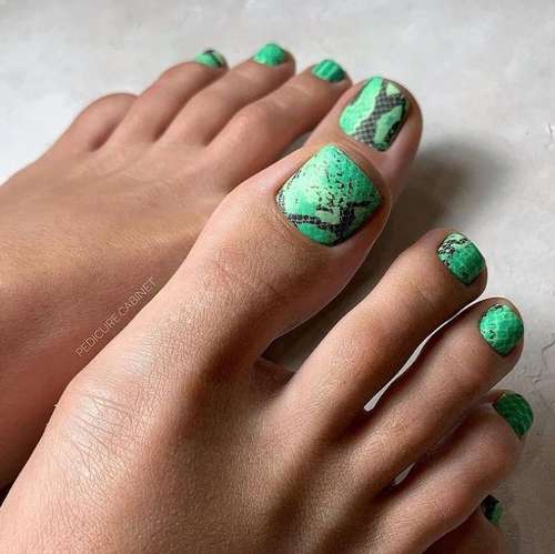 Green pedicure 2021-2022: photo, trendy design