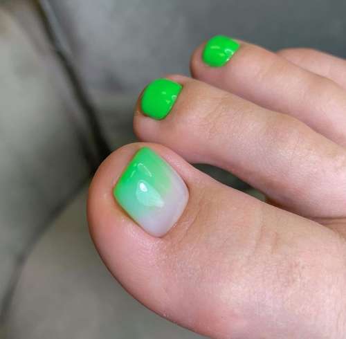 Green pedicure 2021-2022: photo, trendy design