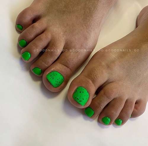 Green pedicure 2021-2022: photo, trendy design