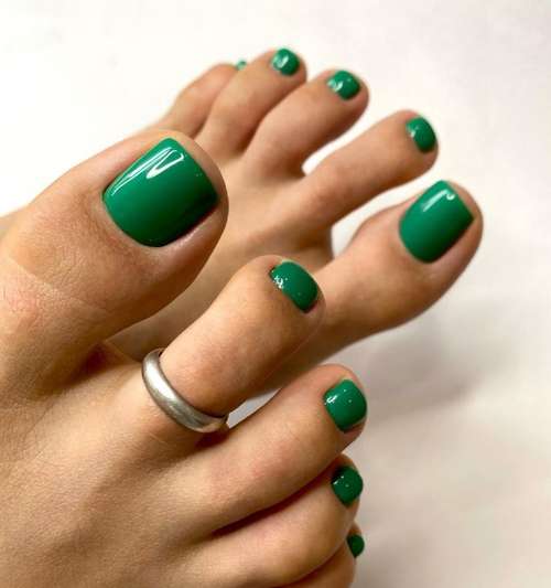 Green pedicure 2021-2022: photo, trendy design