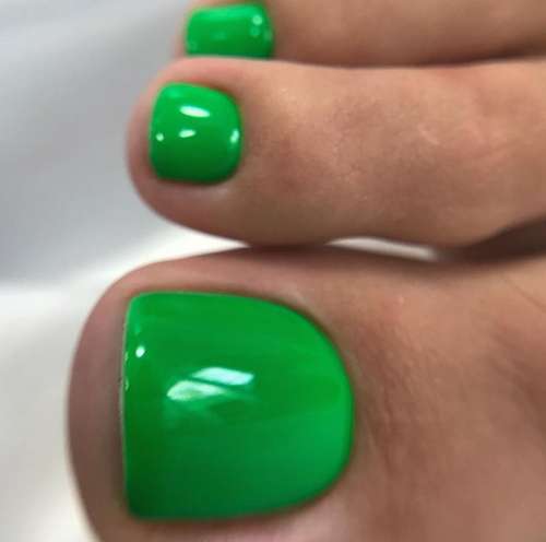 Beautiful green pedicure color