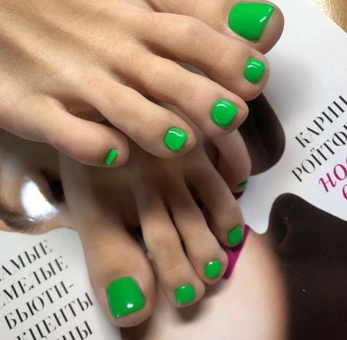 Green pedicure 2021-2022: photo, trendy design