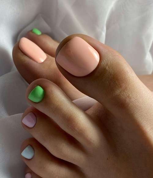 Green pedicure 2021-2022: photo, trendy design