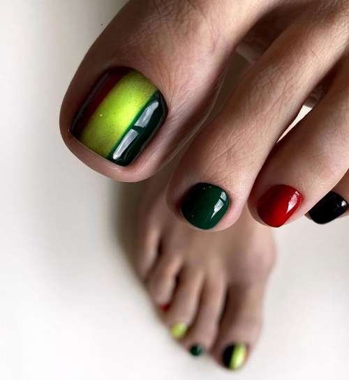 Green pedicure 2021-2022: photo, trendy design