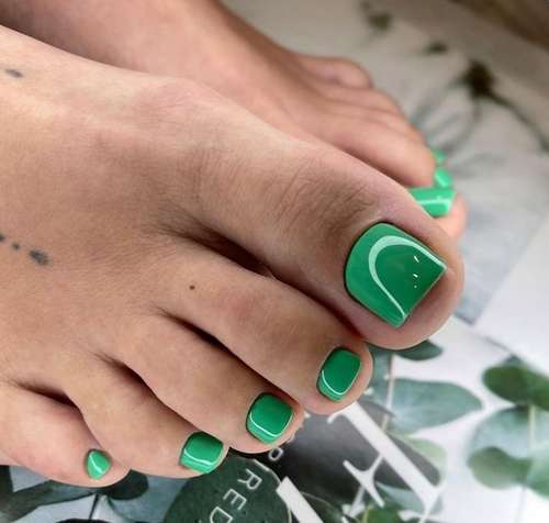 Green pedicure 2021-2022: photo, trendy design