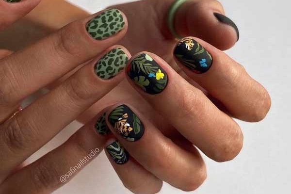 Manicure with leaves photo