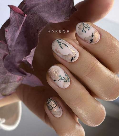 Manicure photo with leaves