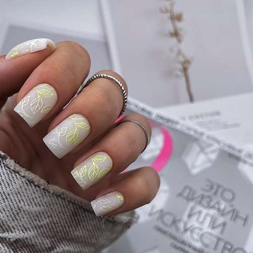 Manicure with leaves: design 2021-2022, new items in the photo