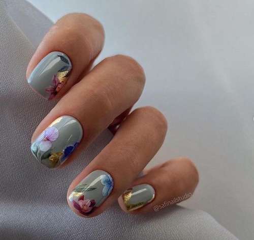 Feuilles et fleurs sur les ongles