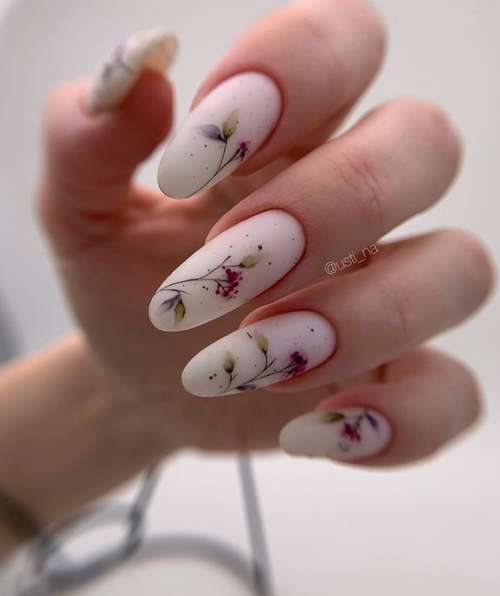 Manucure avec de longs ongles de feuilles