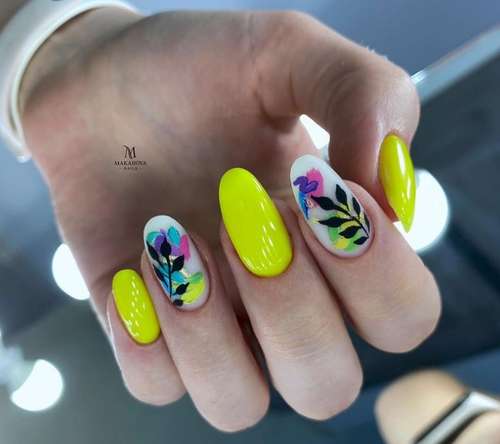 Manicure with leaves: design 2021-2022, new items in the photo