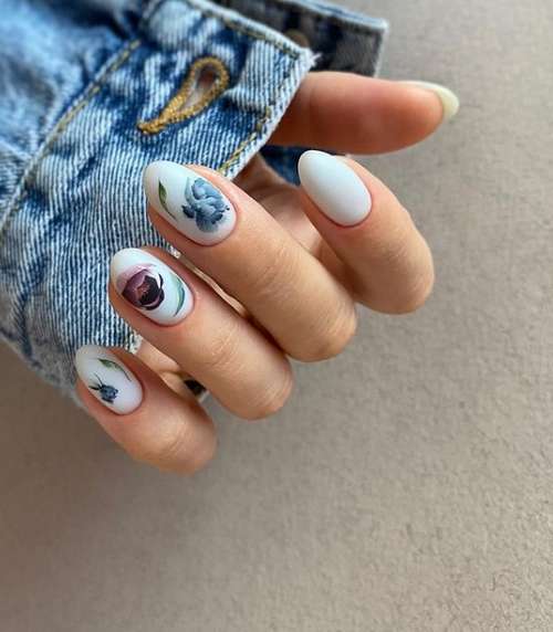 Manicure with leaves: design 2021-2022, new items in the photo