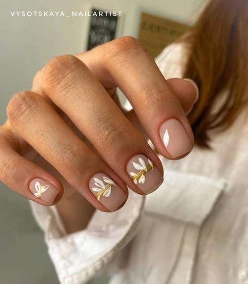 Manicure with gold 2021-2022: trendy design novelties