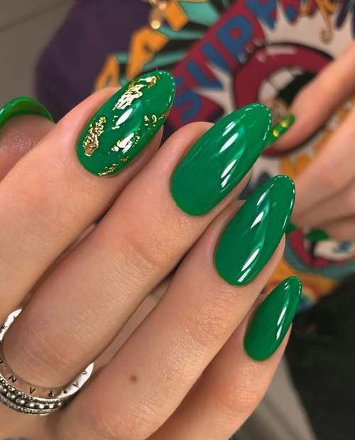 Green manicure gold leaf