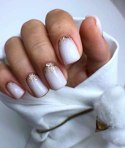 Manicure with gold 2021-2022: trendy design novelties