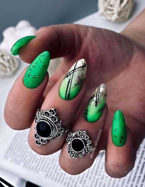 Ongles verts avec de l'or