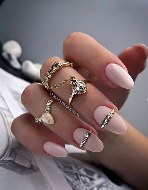 Rayures de strass sur les ongles