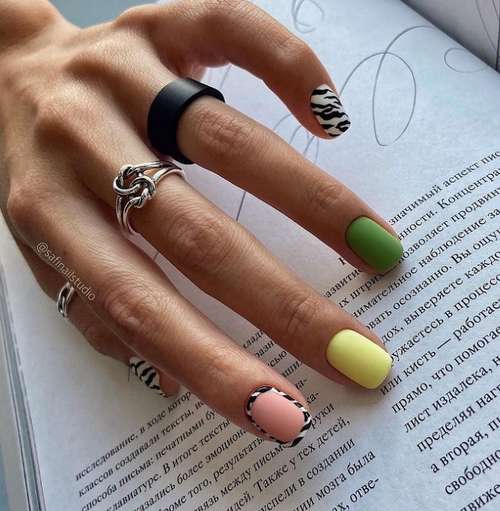 Différentes couleurs et conceptions d'ongles