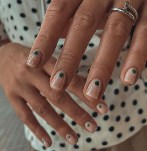 Dots manicure