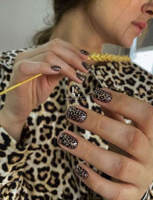 Short nails black with gold