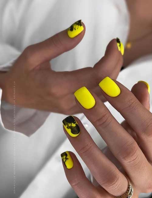 Manucure jaune pour ongles courts