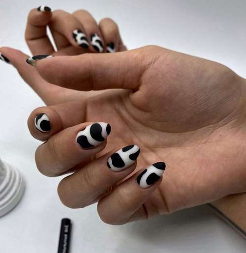 Manicure cow print