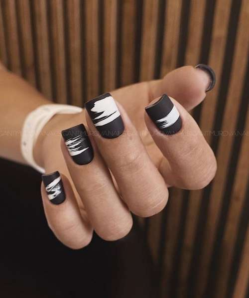 Manucure noire avec conception d'ongles