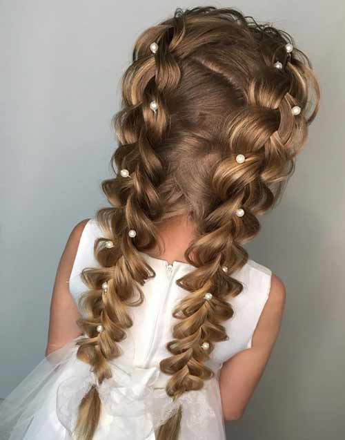 Tresses avec des perles pour la coiffure du 1er septembre