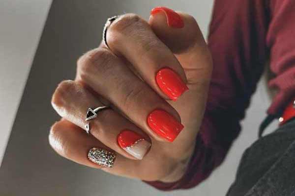 Ongles rouges avec photo en feuille